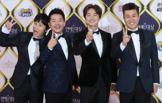 배우 차태현(왼쪽부터), 개그맨 김준호, 배우 윤시윤, 가수 김종민이 24일 오후 서울 여의도 KBS 공개홀에서 열린 2016 KBS 연예대상 시상식 레드카펫 행사에서 포즈를 취하고 있다.